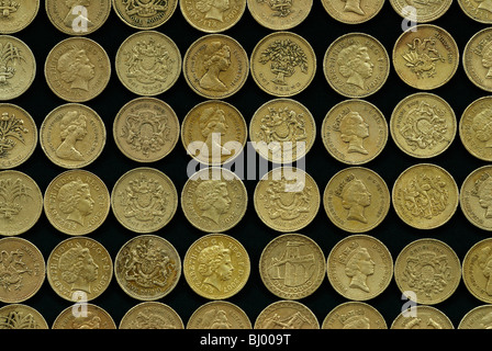 Ein Pfund-Münzen in Zeilen und Spalten Stockfoto