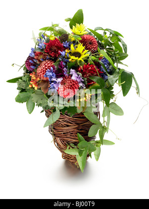 Sommerblumen in gewebte vase Stockfoto