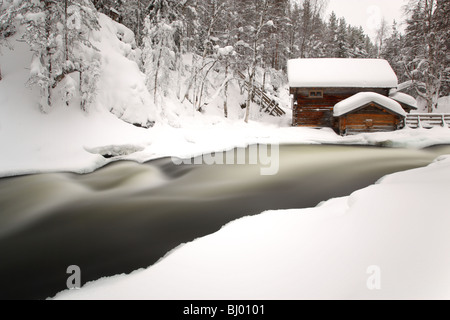 Myllykoski Stromschnellen und alte Mühle in Juuma, Oulankajoki Nationalpark. Stockfoto