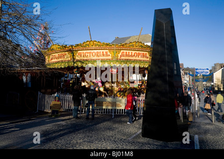 Kirmes Karussell und moderne Skulptur in Broad Street, Stadt Waterford, Irland Stockfoto