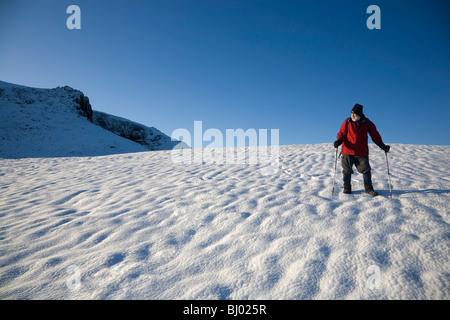 Ältere Wanderer Schnee Klettern in den Bergen Comergah, County Waterford, Irland Stockfoto