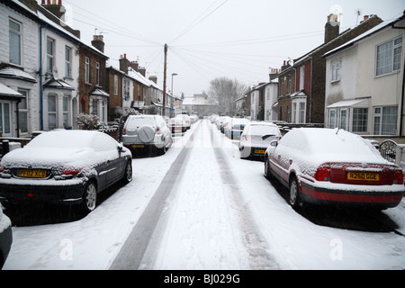 Schneebedeckte Straße in Hounslow, westlich von London, im Winter 2009/10. Stockfoto