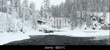 Myllykoski Stromschnellen und Haus in Juuma, Oulankajoki Nationalpark. Stockfoto