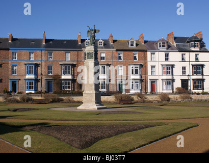 Der schöne KRIEG WW1 WW2 BOMBARDIERUNG MEMORIAL BRONZE WINGED ANGEL STATUE AUF DER LANDSPITZE AN DER ALTEN HARTLEPOOL Stockfoto
