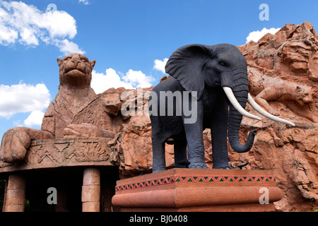 Löwen und Elefanten Figuren Lost City Suncity nordwestlichen Provinz Südafrika Stockfoto