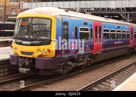 First Capital Connect Zug Klasse 365 Networker Express Klasse am London Kings Cross Bahnhof im Jahr 2010 Stockfoto