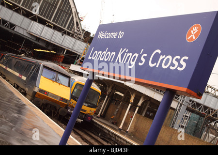 London Kings Cross Bahnhof mit Ostküste Lokomotiven Züge Stockfoto