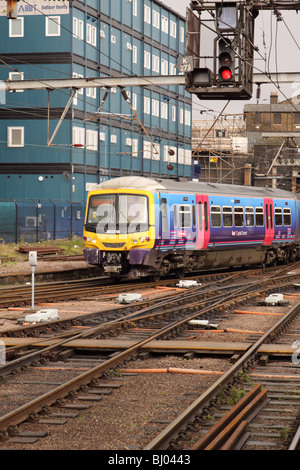 First Capital Connect Zug Klasse 365 Networker Express Klasse am London Kings Cross Bahnhof im Jahr 2010 Stockfoto