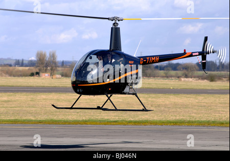 Robinson R22 Helikopter am Flughafen Nottingham, Kreditprüfungsagentur, Nottinghamshire, England, UK Stockfoto