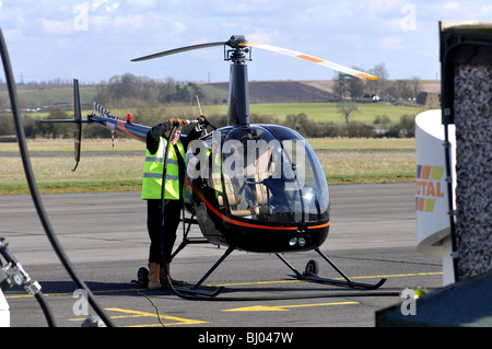 Robinson R22 Helikopter wird betankt am Flughafen Nottingham, Kreditprüfungsagentur, Nottinghamshire, England, UK Stockfoto