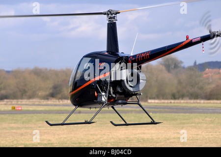 Robinson R22 Helikopter am Flughafen Nottingham, Kreditprüfungsagentur, Nottinghamshire, England, UK Stockfoto