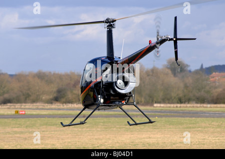 Robinson R22 Helikopter am Flughafen Nottingham, Kreditprüfungsagentur, Nottinghamshire, England, UK Stockfoto