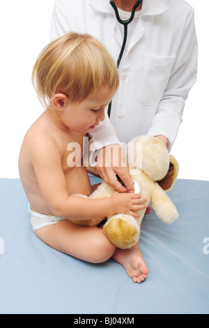 Kind und Arzt untersuchen ein Teddy-Bär Stockfoto