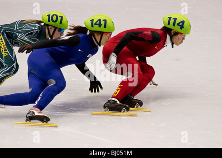 Zhou Yang (CHN) und Park Seung-Hi (KOR) Konkurrenz im Short Track Speed Skating Frauen 1000m Stockfoto