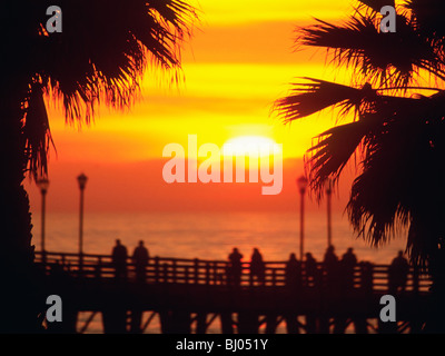 Sonnenuntergang in Oceanside Municipal Pier in Oceanside, Kalifornien, USA Stockfoto