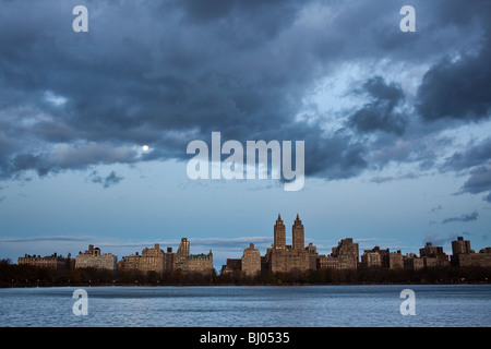 Am frühen Morgen mit Mondaufgang über dem Reservoir und der upper West Side von Manhattan Stockfoto