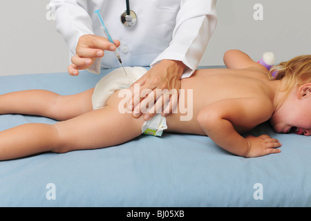 Impfung: Arzt injiziert baby Stockfoto