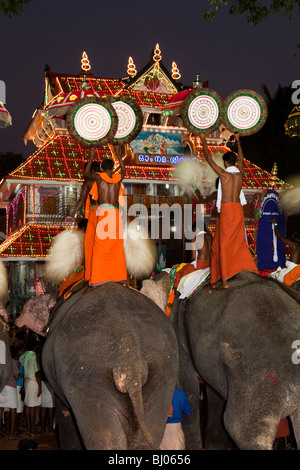 Aufgezäumtes Indien, Kerala, Koorkancherry Thaipooya Mahotsavam Festival, Sree Maheswaras Tempel, Tempel, Elefanten in der Nacht Stockfoto