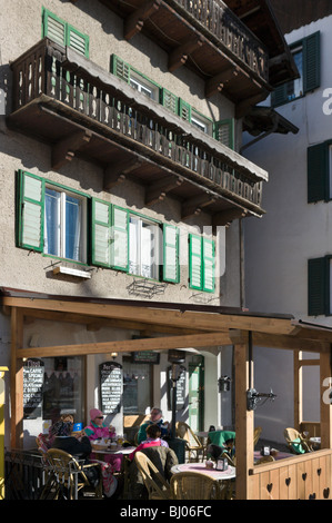 Cafe im Zentrum Dorfes, Campitello, Val di Fassa, Dolomiten, Italien Stockfoto