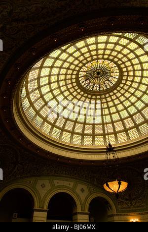 Tiffany bunte Glaskuppel im Chicago Cultural Center, Chicago, Illinois. 38-Fuß-Kuppel, entworfen von dem Künstler J. Ein Holtmann. Stockfoto