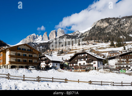 Blick vom in der Nähe von Zentrum des Ferienortes, Campitello, Val di Fassa, Dolomiten, Italien Stockfoto