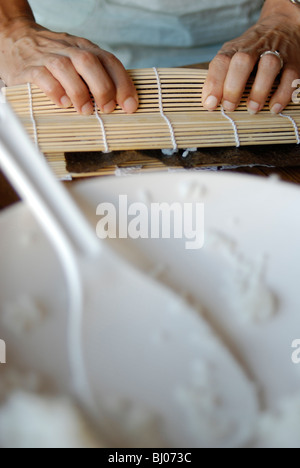 Stock Foto schließen Detail Hände Sushi machen Stockfoto