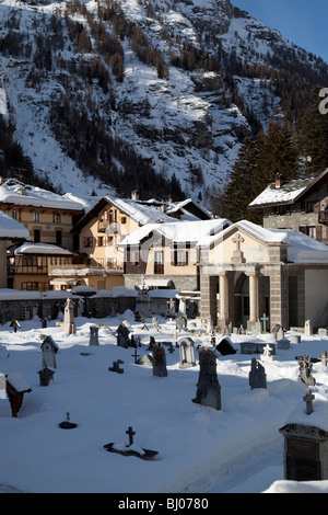 Alpine Friedhof in Gressoney la Trinité, kleinen Walserdorf auf Monte Rosa, Valle d ' Aosta, Italien Stockfoto