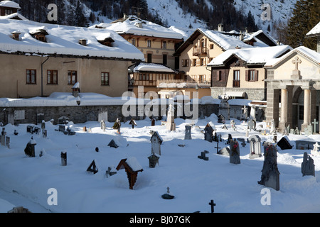 Walserdorf in Gressoney la Trinité mit Friedhof in der Front. Valle d ' Aosta Italien Stockfoto