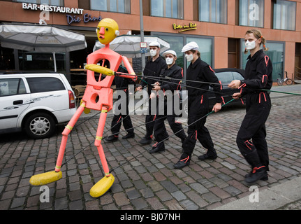 Puppeteeers mit einem großen Lifesize Marionette oder Marionette nahe dem Reichstag. Berlin-Deutschland Stockfoto