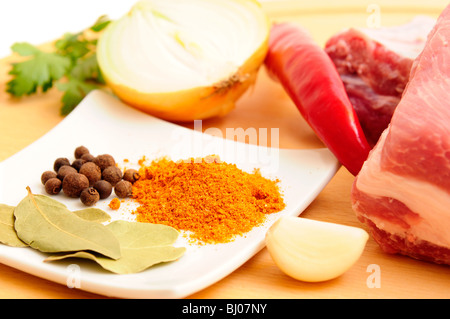 Scheiben von rohem Fleisch mit Kräutern über Bord. Stockfoto