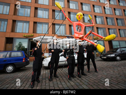 Puppeteeers mit einem großen Lifesize Marionette oder Marionette nahe dem Reichstag. Berlin-Deutschland Stockfoto