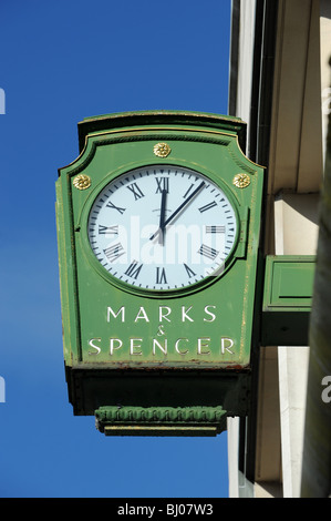 Sychronome Uhr auf Marks and Spencer Shop in City of York in North Yorkshire England Uk Stockfoto