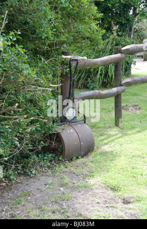 Heavy Metal Rasen Walze in einem Garten gegen einen Zaun gelehnt Stockfoto