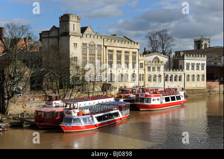 Boote auf dem Fluss Ouse an Lendal Bridge City of York in North Yorkshire England Uk Stockfoto