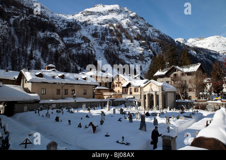 Walserdorf in Gressoney la Trinité mit Friedhof in der Front. Valle d ' Aosta Italien Stockfoto