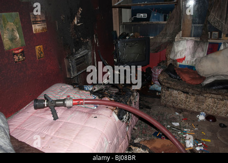 Verbrannte Schlafzimmer nach Brand im Bett vom Rauchen Stockfoto