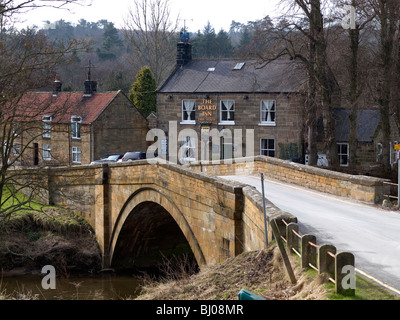 Das Board Inn einen Pub und einen schönen Stein gewölbten Brücke über den Fluss Esk in Lealholm North Yorkshire Stockfoto