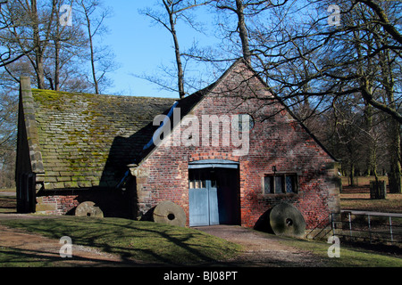 Dunham Massey Wildpark, alte Ziegel Wassermühle mit drei Mühlsteine an Wand Stockfoto