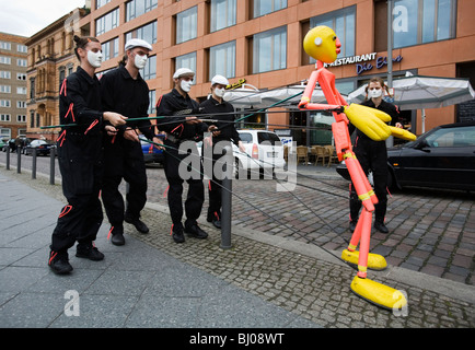 Puppeteeers mit einem großen Lifesize Marionette oder Marionette nahe dem Reichstag. Berlin-Deutschland Stockfoto