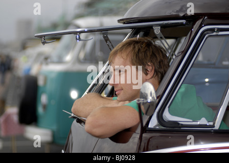 Stuart Atlee bewundert Kollegen Camper van Enthusiasten aus seinem 1957 '23 Fenster Samba' VW Campervan bei Brighton Breeze-VW-Bus-Ra Stockfoto