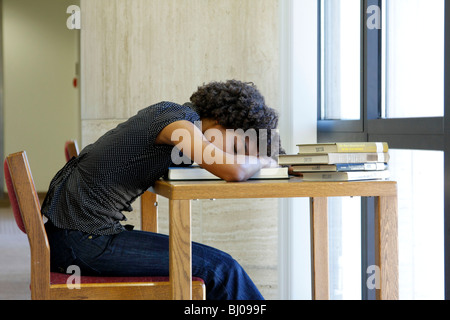Student schlief in Bibliothek Stockfoto