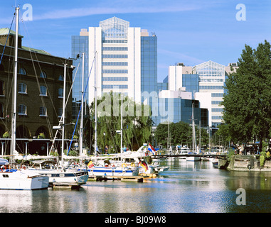 Yachten ankern in St Katharine Dock, London, UK, GB Stockfoto