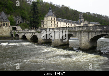 Blick über den Fluss Dronne bei Brantome, Dordogne Frankreich Stockfoto