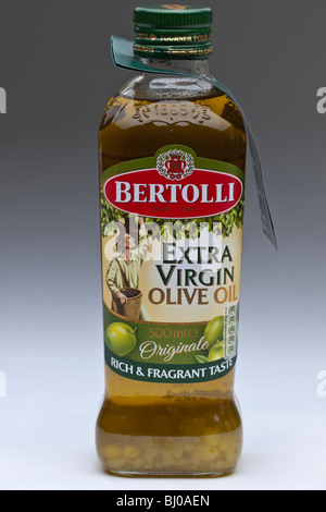 500ml Flasche Bertolli Olivenöl extra vergine Stockfoto