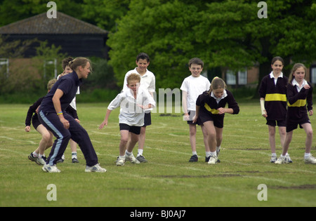 Kinder beginnen einen Staffellauf UK Stockfoto