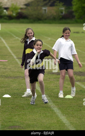 Mädchen beginnen einen Staffellauf UK Stockfoto