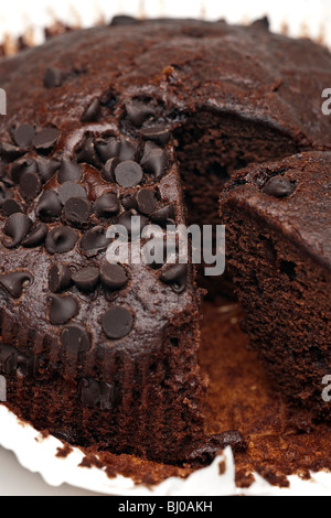 Nahaufnahme einer in Scheiben geschnittenen Choc Chip Schokolade Kuchen Stockfoto