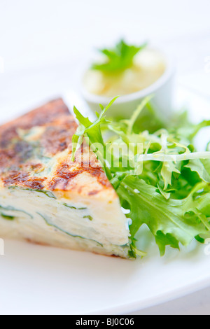 Quiche und Salat serviert in th Ikon Café, Brindleyplace, Birmingham, West Midlands, England Stockfoto