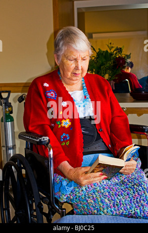 Porträt von senior Seniorin im Rollstuhl bei Care Center sitzen. Stockfoto