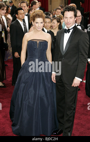 SANDRA BULLOCK & KEANU REEVES 78. ACADEMY AWARDS KODAK THEATRE HOLLYWOOD LOS ANGELES USA 5. März 2006 Stockfoto
